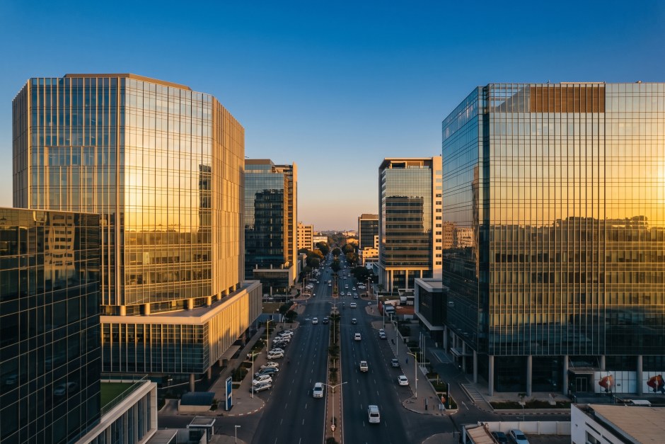 Quartier d'affaires africain — le sport comme filière économique.